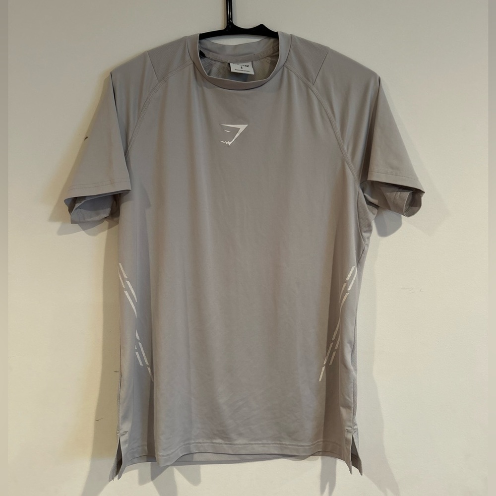 Men’s light gray short sleeve shirt